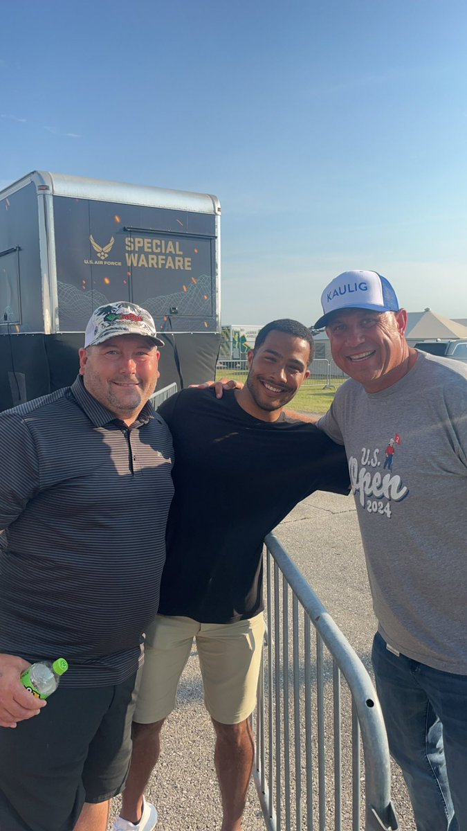 Thanks for the pic <a href="/C_Rice1/">Chris Rice</a> it was great meeting you! My only question is #wheresfreddie <a href="/FreddieKraft/">Freddie Kraft</a>