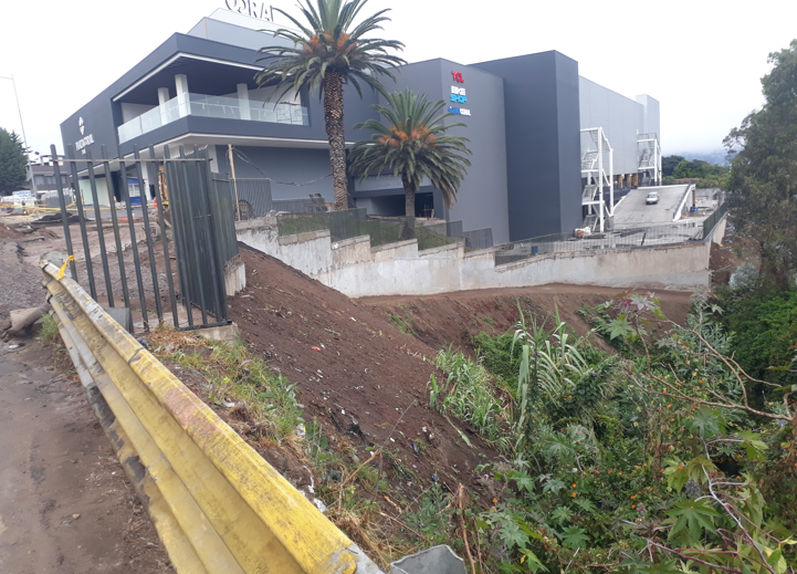 La <a href="/amcquito/">Agencia Metropolitana de Control</a> con más cuentos <a href="/pabelml/">Pabel Muñoz L.</a>. Hace meses (febrero del 2024) que saben de la destrucción de la #QuebradaRumihuaico. Al menos muestren fotos algo más actualizadas. Miren la reja que le están poniendo a la quebrada.