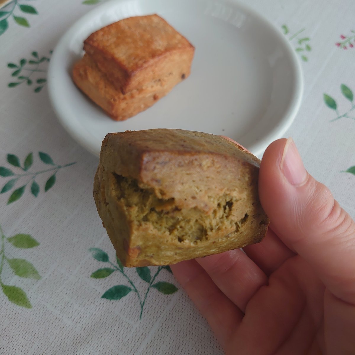 1000good's tweet image. 昨日のイベント、あんまりお腹が空いてないと思って食べずに行ったら、やっぱり現地でお腹が空いて、空きっ腹にハイボールが染みわたり（笑）
こりゃいかんと買ったスコーン、撮影せずにパクっと食べてしまったので、抹茶胡桃をリピート買い（笑）
いい笑顔のスコーンです😄
#ROBINPOST
#スコーン