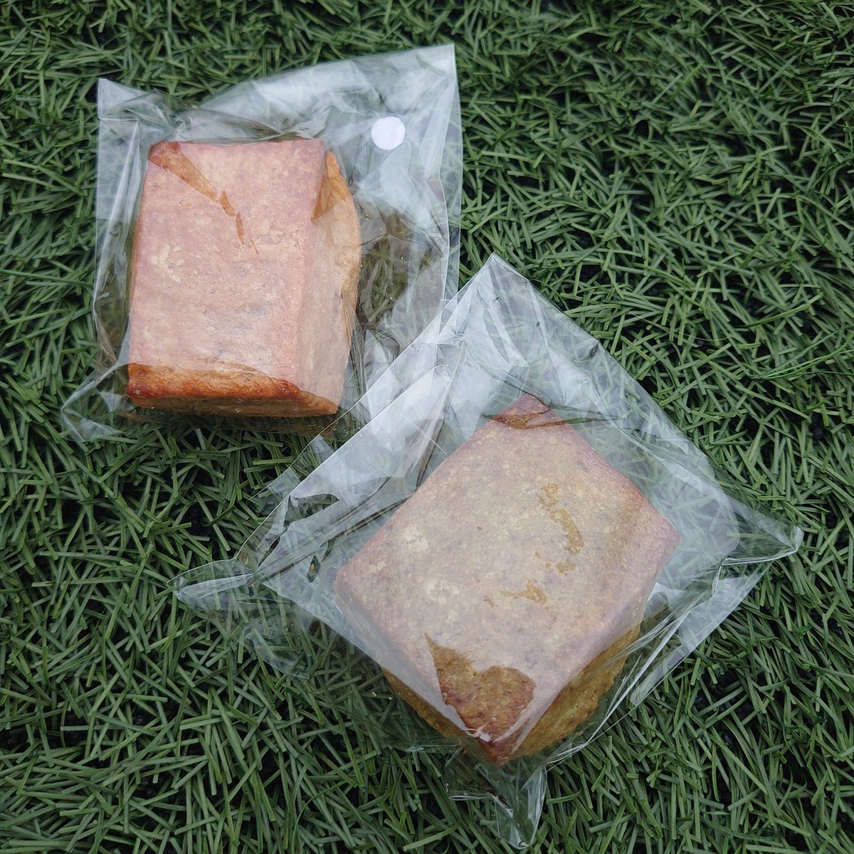 1000good's tweet image. 昨日のイベント、あんまりお腹が空いてないと思って食べずに行ったら、やっぱり現地でお腹が空いて、空きっ腹にハイボールが染みわたり（笑）
こりゃいかんと買ったスコーン、撮影せずにパクっと食べてしまったので、抹茶胡桃をリピート買い（笑）
いい笑顔のスコーンです😄
#ROBINPOST
#スコーン