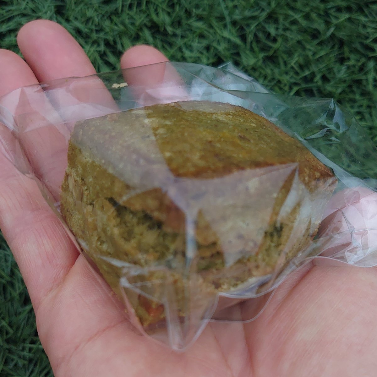 1000good's tweet image. 昨日のイベント、あんまりお腹が空いてないと思って食べずに行ったら、やっぱり現地でお腹が空いて、空きっ腹にハイボールが染みわたり（笑）
こりゃいかんと買ったスコーン、撮影せずにパクっと食べてしまったので、抹茶胡桃をリピート買い（笑）
いい笑顔のスコーンです😄
#ROBINPOST
#スコーン