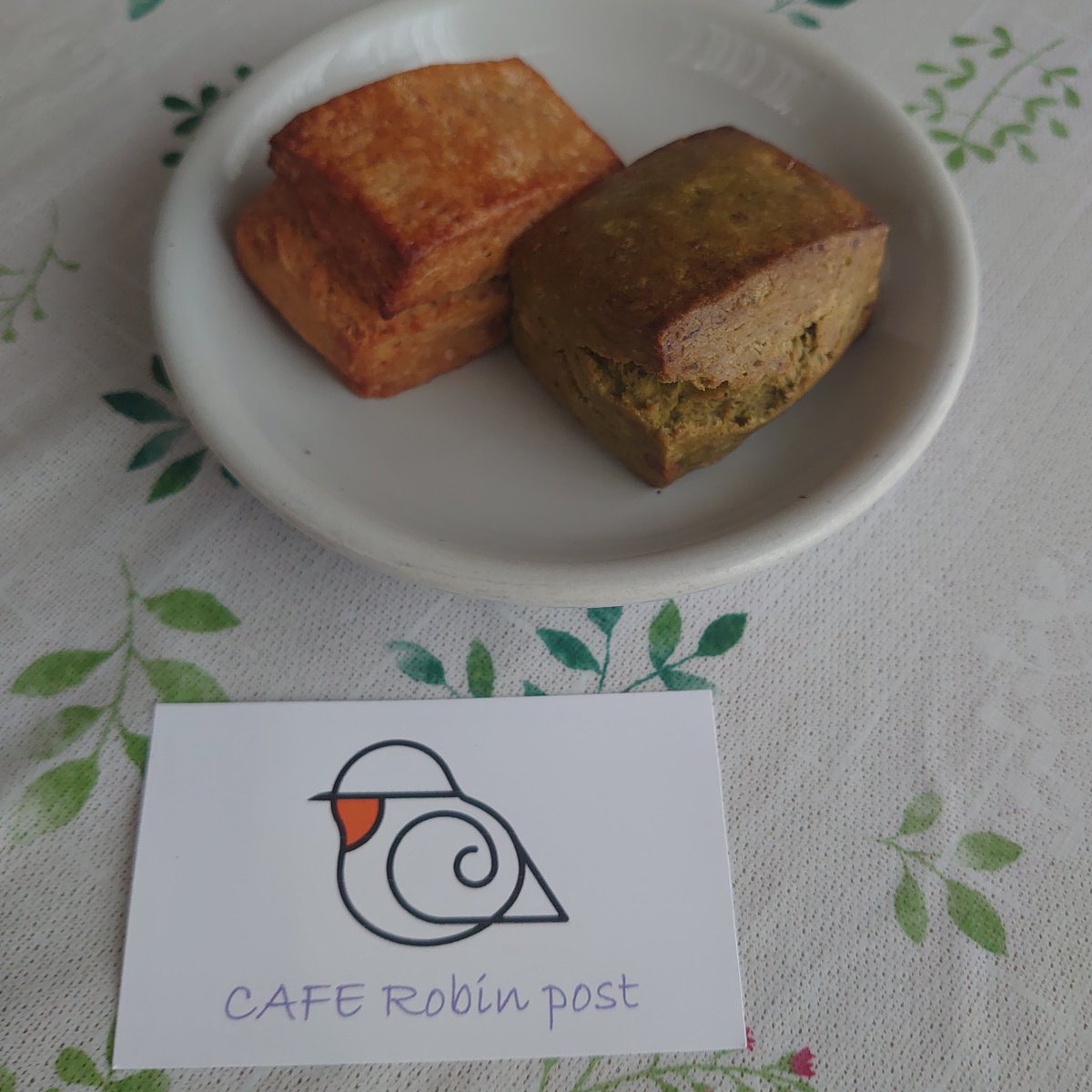 1000good's tweet image. 昨日のイベント、あんまりお腹が空いてないと思って食べずに行ったら、やっぱり現地でお腹が空いて、空きっ腹にハイボールが染みわたり（笑）
こりゃいかんと買ったスコーン、撮影せずにパクっと食べてしまったので、抹茶胡桃をリピート買い（笑）
いい笑顔のスコーンです😄
#ROBINPOST
#スコーン