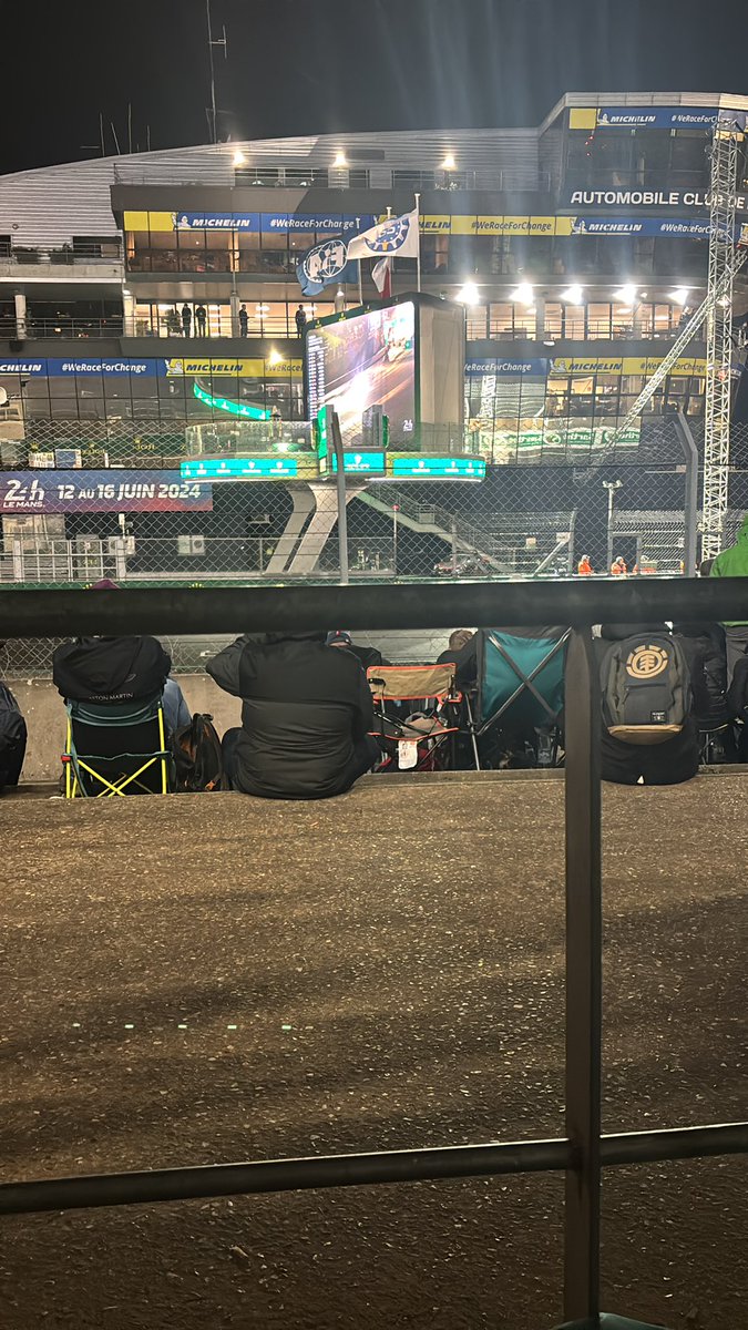 caiprixse's tweet image. on trouve des endroits pour pas se faire réveiller par la pluie mais oui on est là 👀