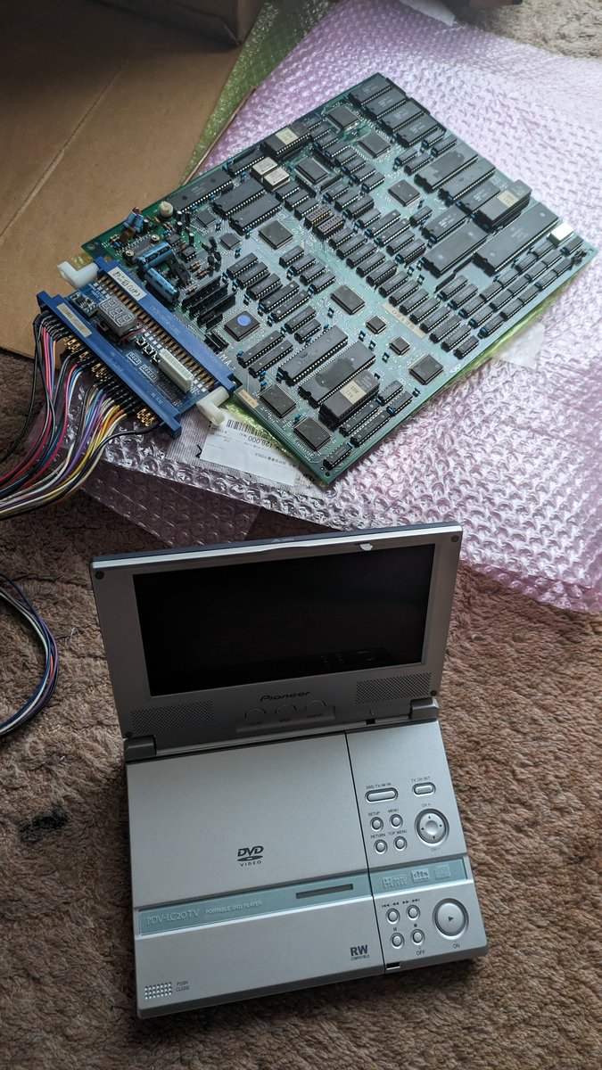 9jX4yk9cyGXIYyB's tweet image. KVC製のモニターが対応しなかった為、苦肉策でモニター付きポータブルDVDプレイヤーの外部入力端子で映す策を思い付き画質は頗る悪いが、なんとか縦画面プレイが出来る様になりました😅
#超時空要塞マクロス #アーケード基板