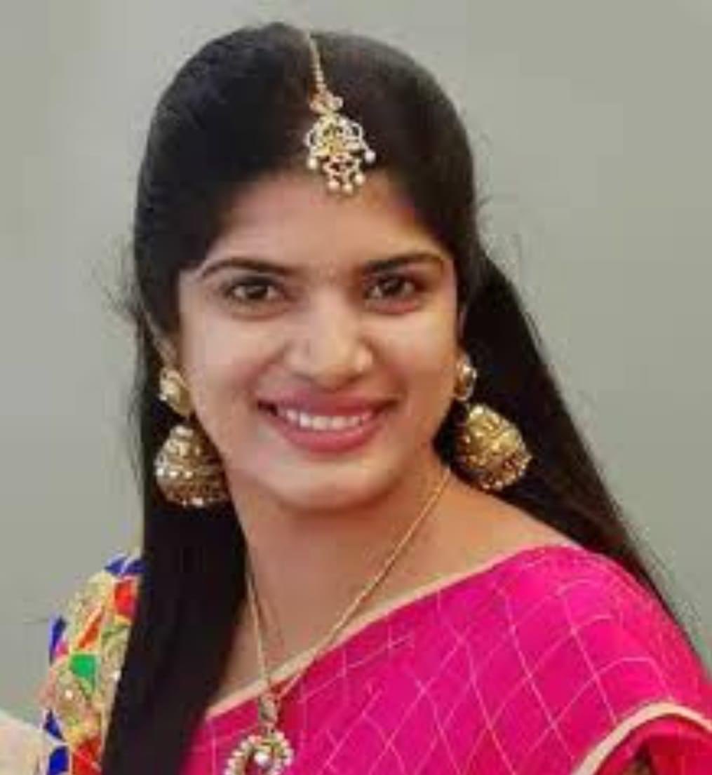 Swathireddytdp's tweet image. ఈ మిస్ ఇండియా నల్లమోతు దీప్తి (కమ్మ ) అనే అప్పటి టీవీ9 యాంకర్ ఎక్కడ ఉందో,ఆ రోజు కోడెల గారి పై మోపిన పర్నీచర్ అభియోగం పై రోడ్డు ఎక్కి డ్యాన్స్ చేసింది,ఇప్పుడు కూడా చేస్తుంది ఏమో..

మన రాజధాని రైతులు తర్వాత అప్పడం చేశారని తెలిసింది.
ఏమి ఇరుసుకొన్నారో ఒక్కొక్కరు..
అమ్మా దీప్తి…