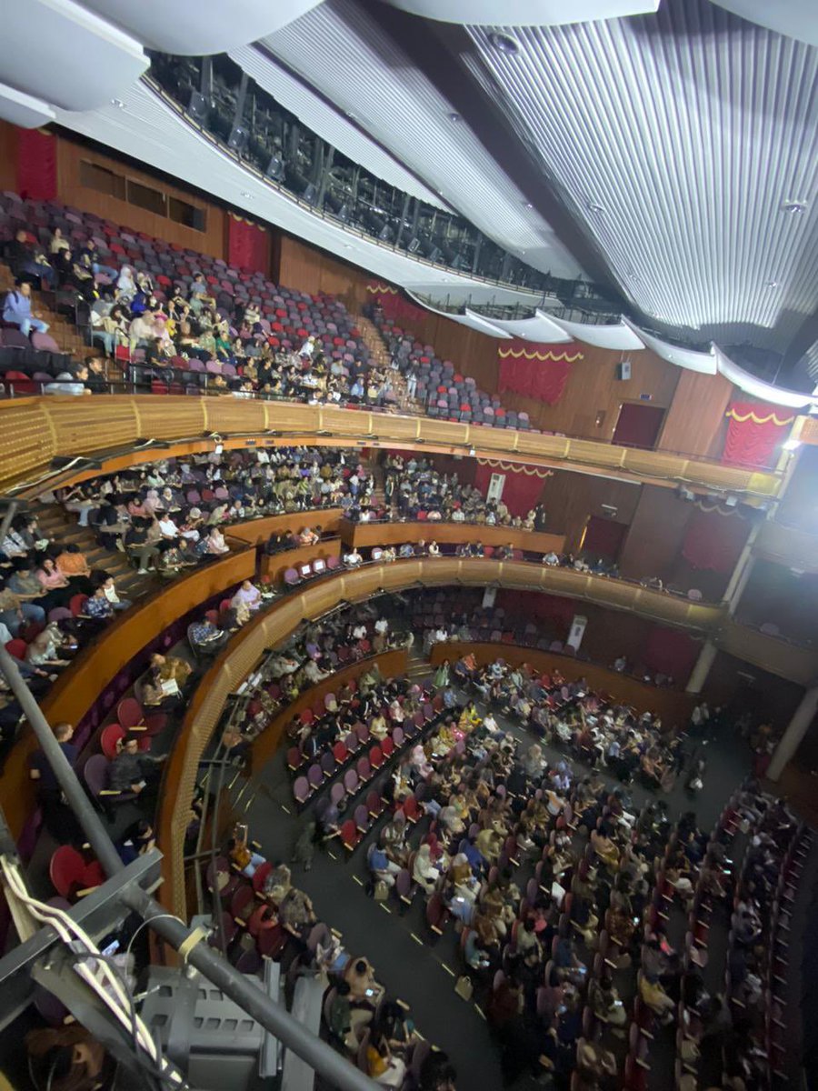 Stlh 3 thn diupayakan. Stlh 21 thn tertunda. Memoar #WilliamSoeryadjaya karya Ramadhan KH akhirnya bisa diluncurkan. Tak semua bisa sy tuliskan di "Catatan Akhir". Tp semoga bisa melengkapi detail di balik kemelut Summa, yg membuat Astra lepas dr Oom William. 

#OmWilliamKita