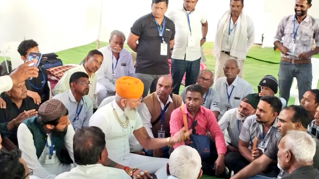 पृथ्वीराज चौहान को पकड़वाने के लिए मुहम्मद गोरी को भारत में बुलानेवाला राजा जयचंद नहीं ब्राह्मण कदम्बवास था। उस ब्राह्मण को बचाने के लिए राजा जयचंद को गद्दार घोषित किया गया।shame shame 
आपकी क्या राय है <a href="/IAMRAJSHEKHAWAT/">Dr Raj Shekhawat</a> जी
#महान_बौद्ध_राजा_जयचंद