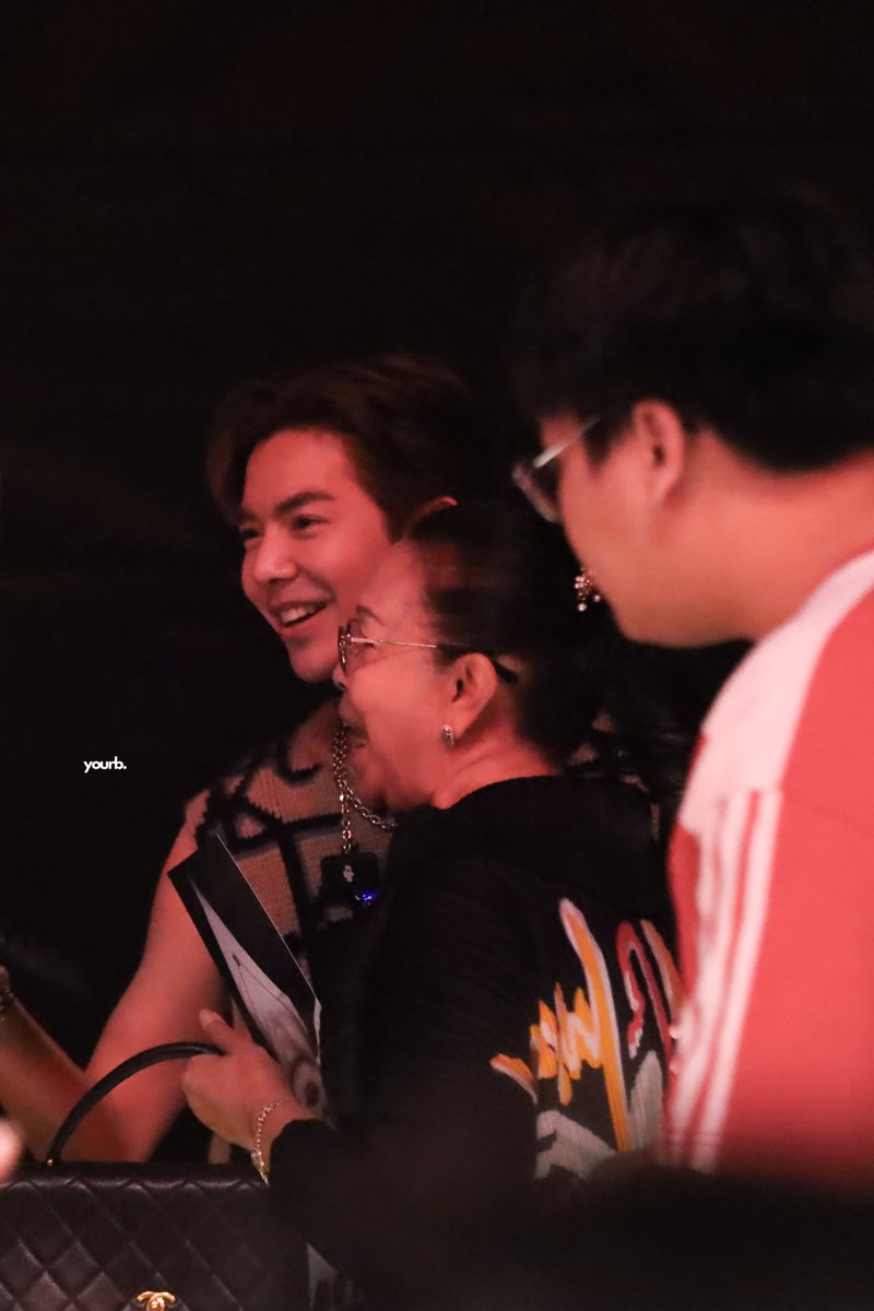 ยัยเบ้บกับครอบครัวพี่บิลลี่อ่าา  เบ้บกอดทุกคนเล้ยยยย แฮปปี้น่ารักมากกกกกก 

#BILLY30thReadytoBLOW