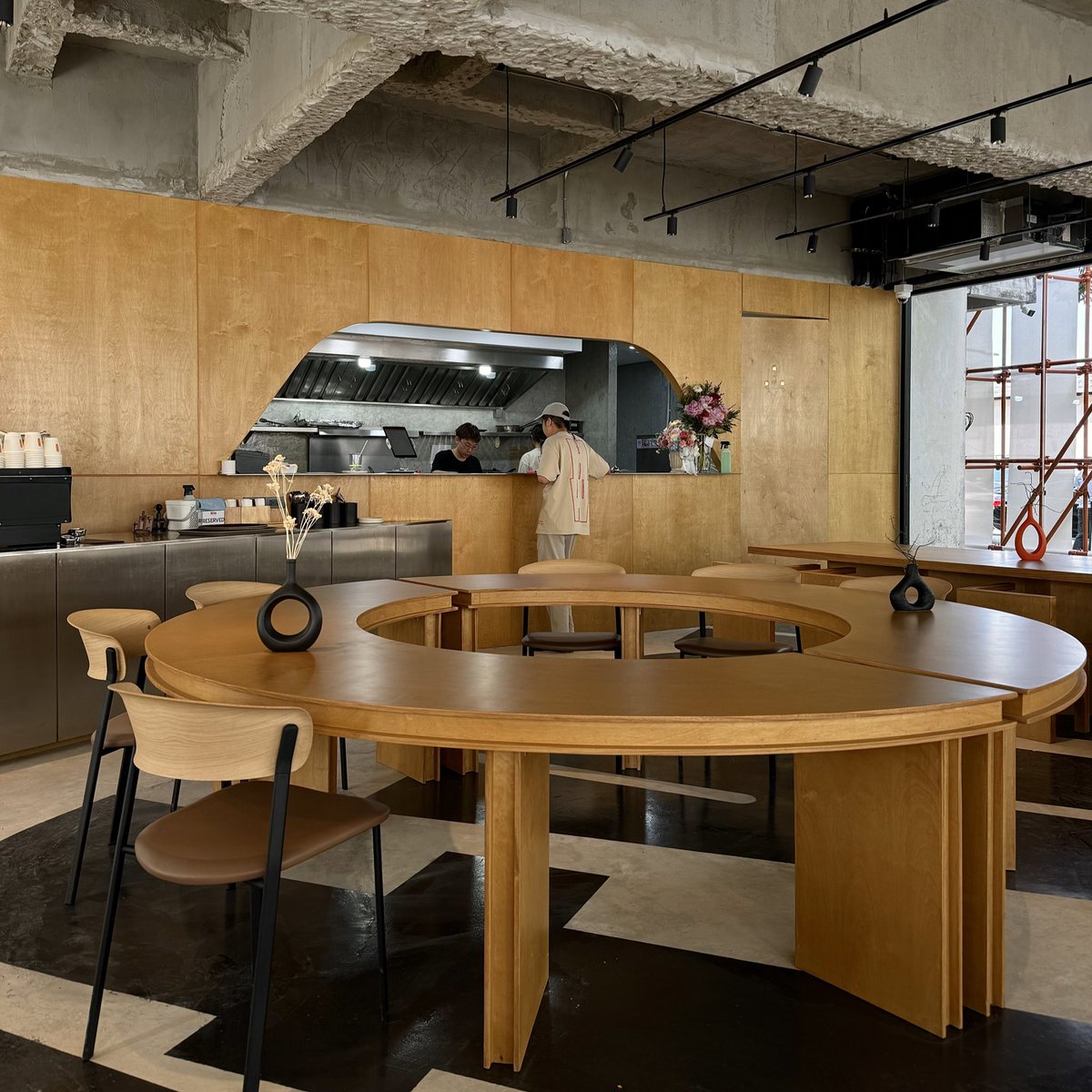 placestwogo's tweet photo. HALFWAY Brunch & Roastery เกิดจากการรวมตัวกันของทีมร้าน PEPÉ และ Unfinished Coffee Roaster เป็นร้าน brunch สไตล์ aussie ในซอยงามดูพลี ที่พร้อมเสิร์ฟทั้งอาหารคาวหวาน ขนม และเครื่องดื่มตลอดทั้งวัน ร้านมีสเปซค่อนข้างใหญ่ ชอบดีไซน์ตั้งแต่หน้าร้านเลยที่เป็นเหมือนนั่งร้านรอบๆ ดูเหมือนยังไม่เสร็จ แต่เสร็จแล้วนะ555 บรรยากาศด้านในตกแต่งสไตล์ loft ใช้เฟอร์นิเจอร์ไม้ เพดานปูนเปลือย เท่ๆ คุมโทนด้วยสีดำขาวส้ม ช่วงนี้เป็น soft opening อาหารอาจจะยังช้าๆ อยู่บ้าง เรามาวันอาทิตย์เช้าก็คือคนเยอะแล้ว🍳☕️🧡
#รีวิวคาเฟ่ #PlacestwoGo