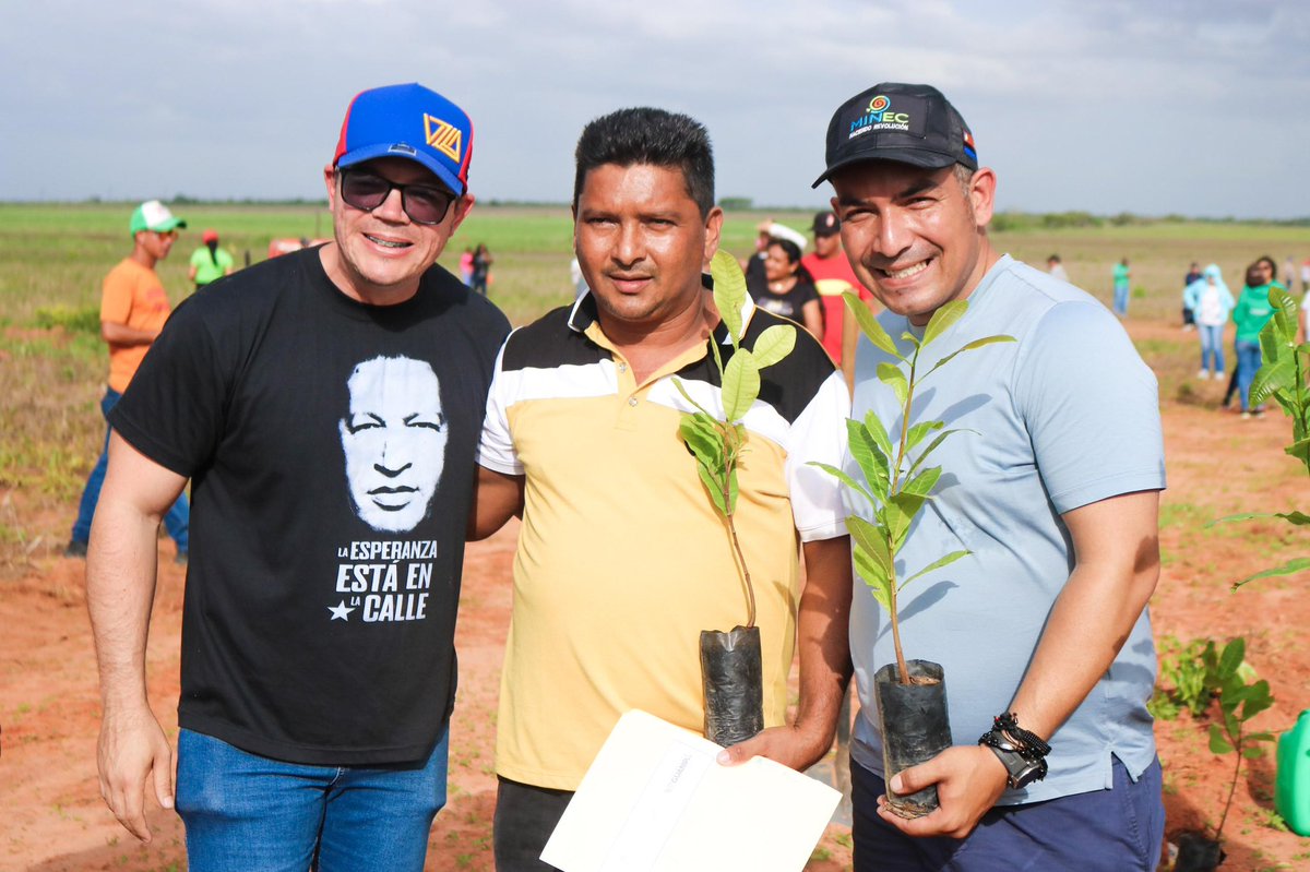 JosueLorcaV's tweet photo. Desde @MinecOficial a través de Conare y la empresa Eco Merey Group, entregamos en compañía del alcalde Ernesto Rodríguez, 12.500 plantas de merey a 16 unidades de producción familiar, sumando 200 ha. sembradas con la modalidad agroforestería familiar con el Plan Merey

abro hilo https://t.co/ruk5NvHIiB