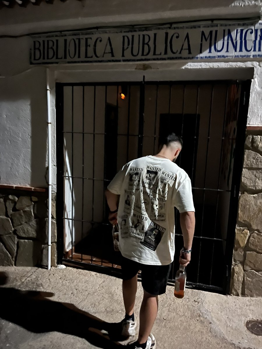 X: ¿A dónde vais a estas horas? 
Los pibes: ✍🏻✍🏻