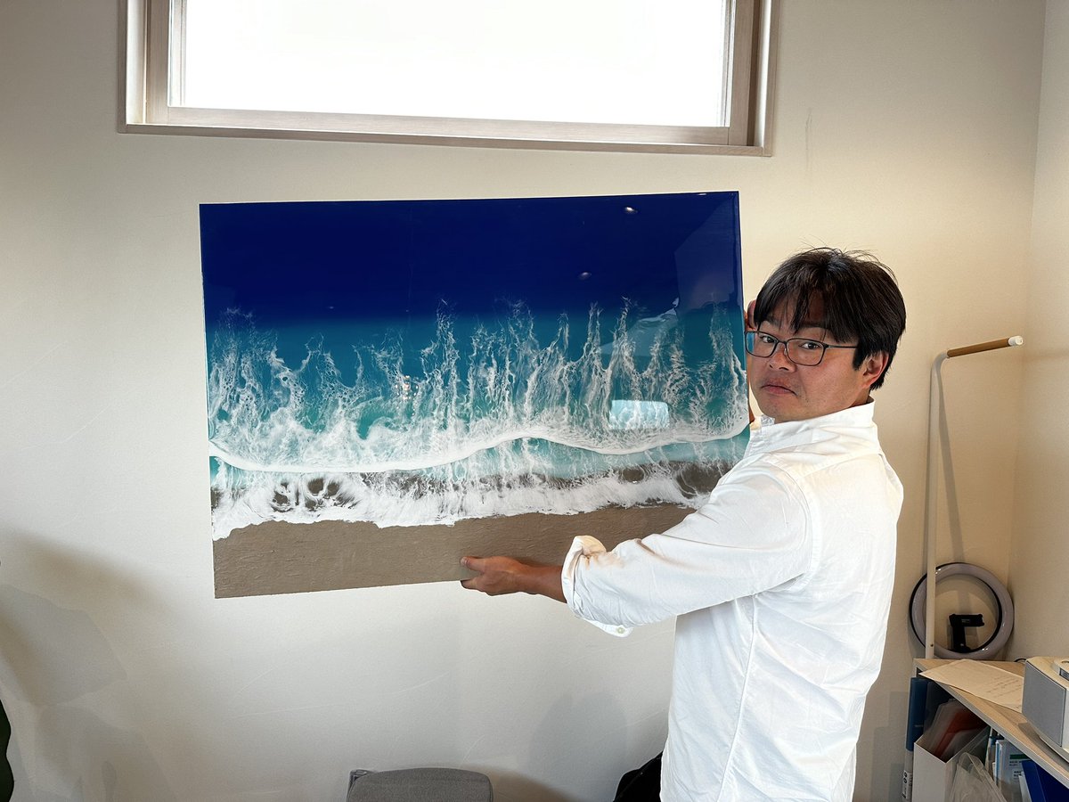 mic_ceo_haruki's tweet photo. レジンアートを作って得たこと

これが2枚目の作品
これを見たほとんど人が
『凄いですね！』と褒めてくれる^ ^
しかし、その後に
『自分には出来ないです・・・』
と言う声も聞く

私が思うに、出来ないのでは無くやらないだけ
優先順位が低いからやらないだけ

だからと言って何でもやればいいもんじゃ無い

私は建築のビジネスをし、現場で余ったコンパネを利用してビジネスとするか、お客様へプレゼントしたいのでどんなものかを試した
私には必要な体験なのである

森羅万象を注視し、自分の未来に必要な事は他にないか？を探究すれば趣味に思える事も成長やビジネスの糧となる

何の為にやるのか？
どうやったら出来るのか？
決めたら最後までやり抜く

だから私は成長する
だから私は成功する
