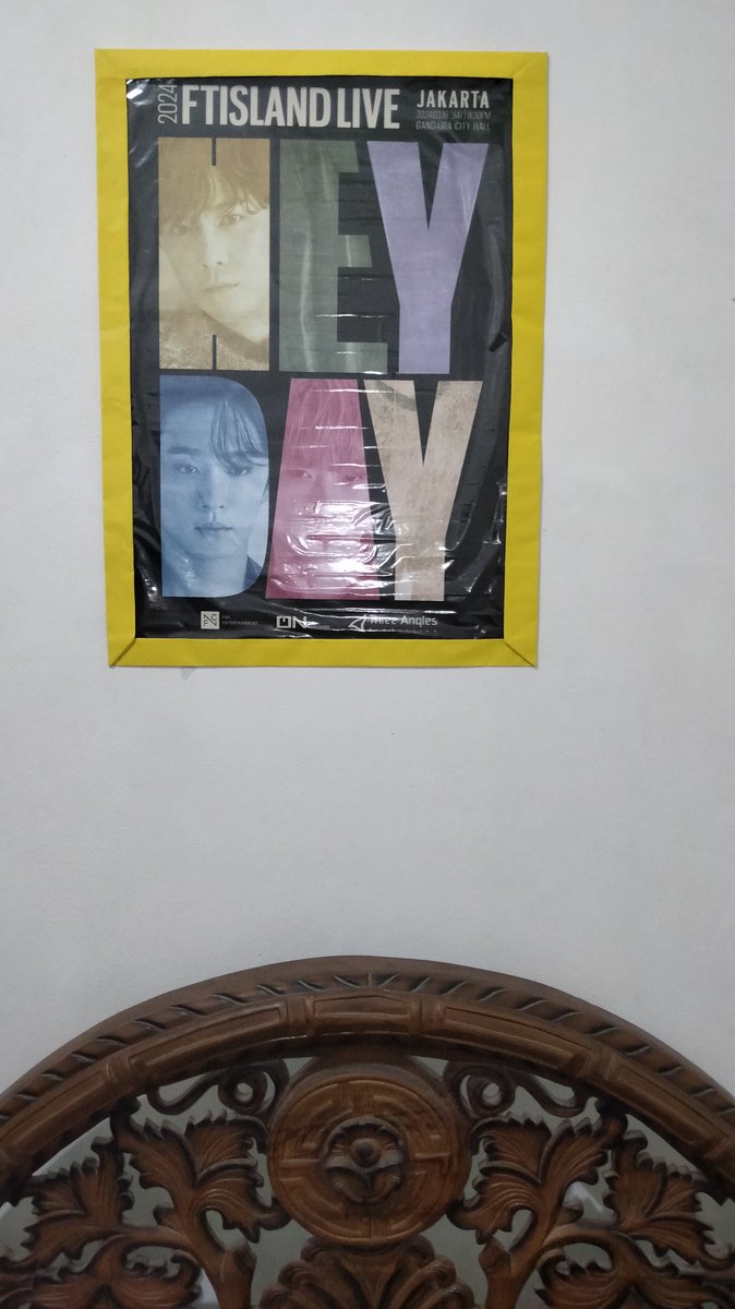 _amsap's tweet photo. Daripada kugulung & ditaro lemari kan ya tetep jga ada noda kotor taunya blkngnya,sempet nyari bingkai tapi gk ada yg pas seukuran ini,jdi yaudah krna ada plastik mika sampul kita kreasikan sajalah yah wkwk yg penting terhindar dri debu & kotoran krna udh dilapisin.. #HEYDAYinJKT https://t.co/md6o16m7s4