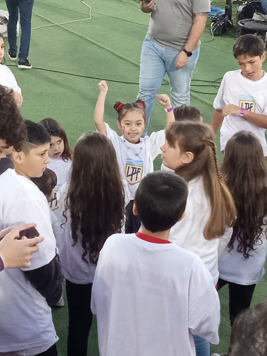 JuanMaSerrano83's tweet image. Tarde/Noche más que maravillosa! Ahí está La Sobri Con Su Sonrisa Gigante Entrando a La Cancha Con Sus Ídolos! Gracias CD de @CAHuracan y a Toda la Comunidad por El Apoyo #Huracán #HuracánYNadaMás