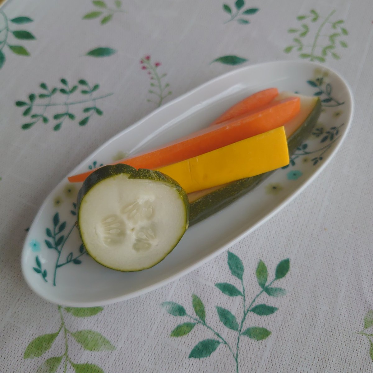 1000good's tweet image. 今日のブランチ
#スコーン
#ROBINPOST
#ピクルス
#加賀太きゅうり
#人参
#ズッキーニ