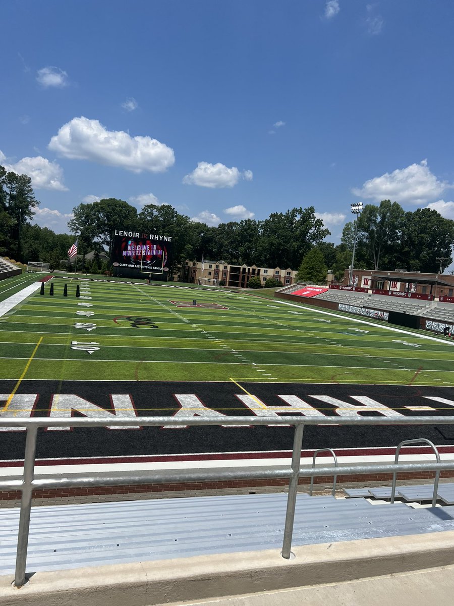 Thank you lenoir rhyne for inviting to the camp today! Had a great time and learned a lot from coach <a href="/NickVagnoneLR/">Nick Vagnone</a> <a href="/LRBearsFootball/">Lenoir-Rhyne Football</a> <a href="/coachSocha/">Doug Socha</a> #Gobears #feedthebear