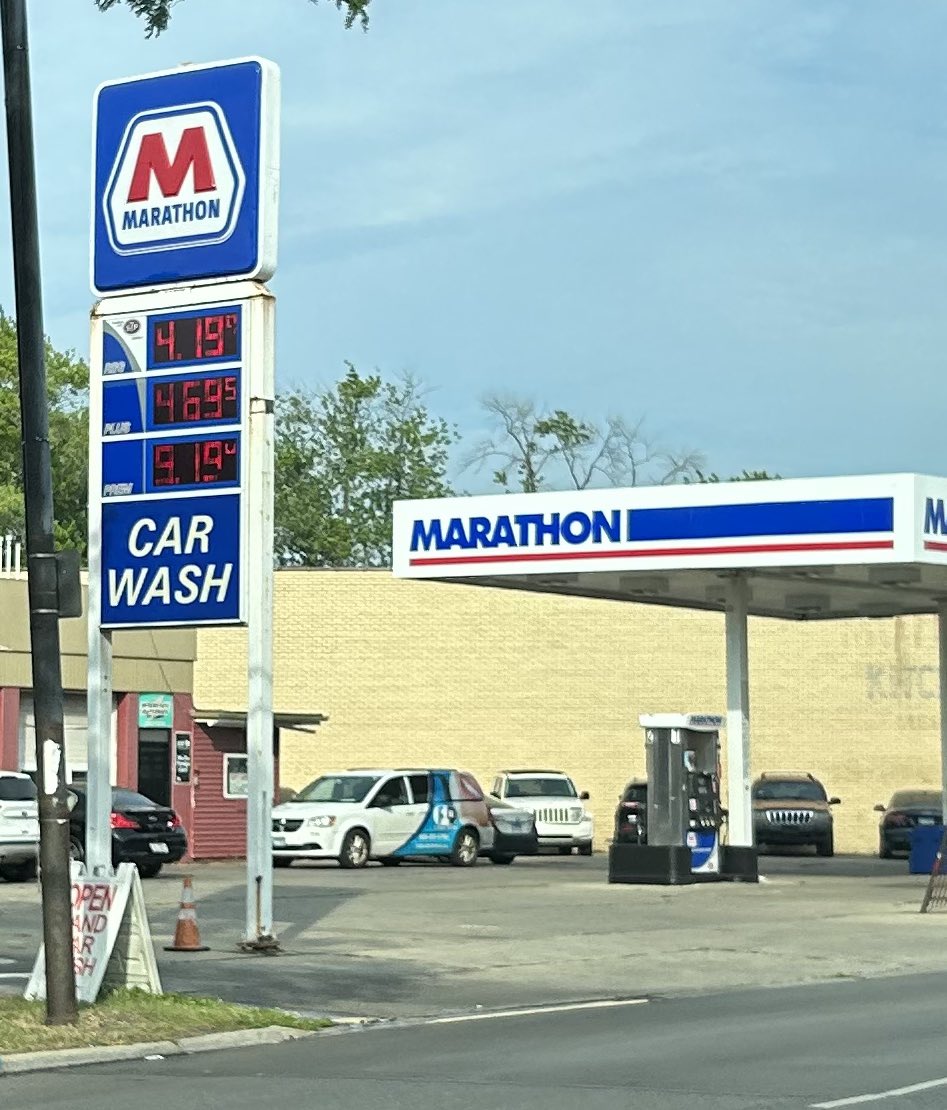 GFHog's tweet photo. @GasBuddyGuy wtf is going on with premium?!?!  Lincoln and Bryn Mawr on the north side https://t.co/533dENmtyi