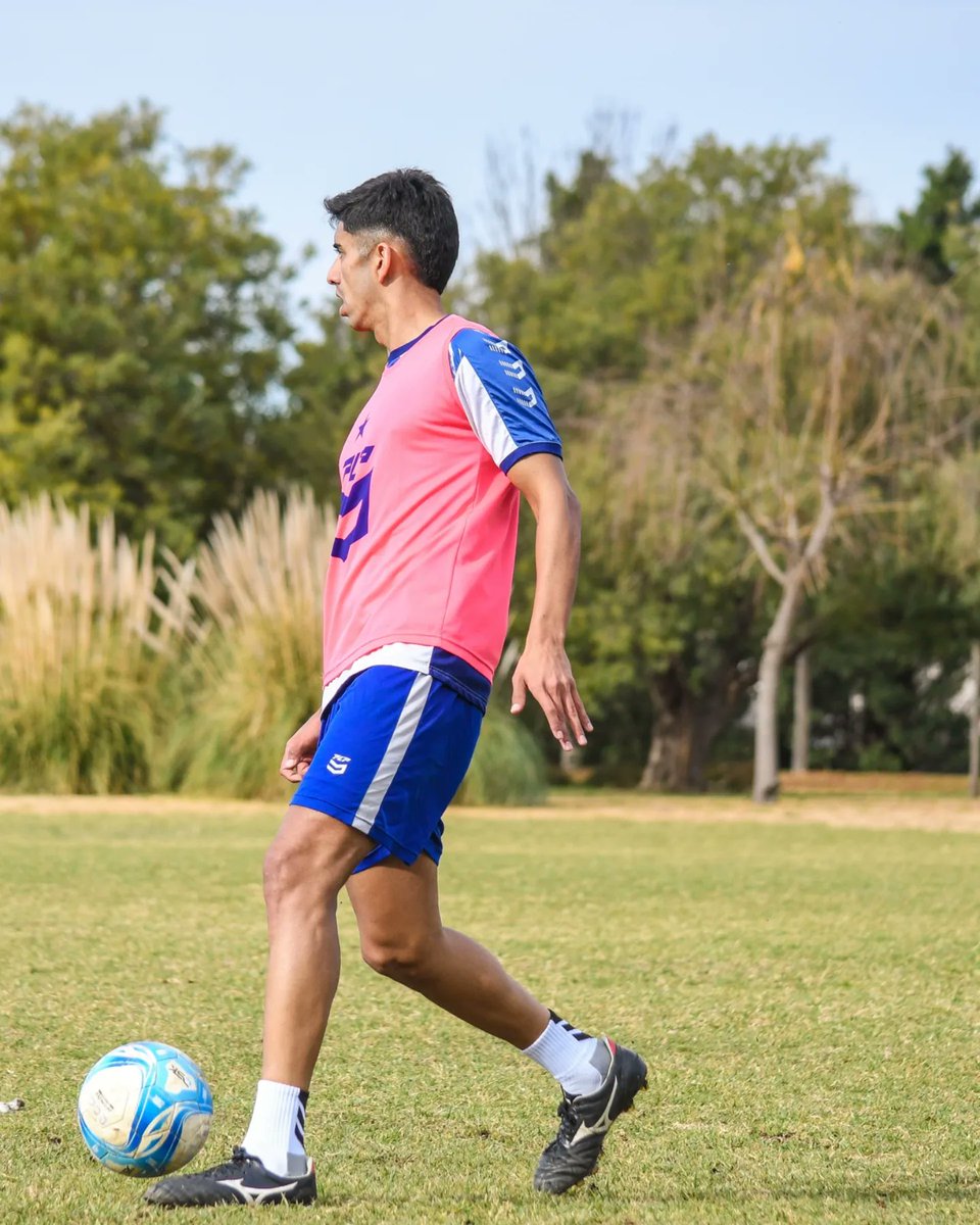 📷Imágenes de la práctica de fútbol en el predio policía de cara al partido 🆚 Peñarol (P) a partir de las 15:00 en Pigüé 

👉Reserva 13:00 
👉Femenino 11:00 

Todos juntos💙

#VAMOSRACING👊💙 #SomosCarhue