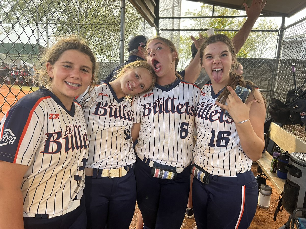 ECBullets_McGee's tweet photo. Amazing weekend for these girls and in a 16U tourney!!! 2 and 1 in pool play and had an amazing run in the last inning of bracket game to tie it up-got rained out….but they ended on 🔥! Not only do our girls play hard on the fields, they know how to have fun in the rain too!! https://t.co/zbZ7JKX9vp