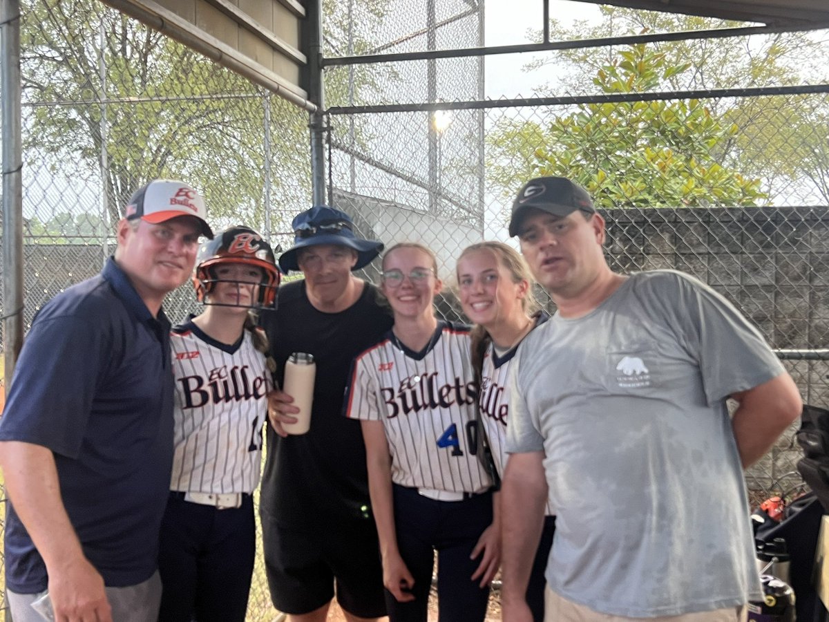 ECBullets_McGee's tweet photo. Amazing weekend for these girls and in a 16U tourney!!! 2 and 1 in pool play and had an amazing run in the last inning of bracket game to tie it up-got rained out….but they ended on 🔥! Not only do our girls play hard on the fields, they know how to have fun in the rain too!! https://t.co/zbZ7JKX9vp