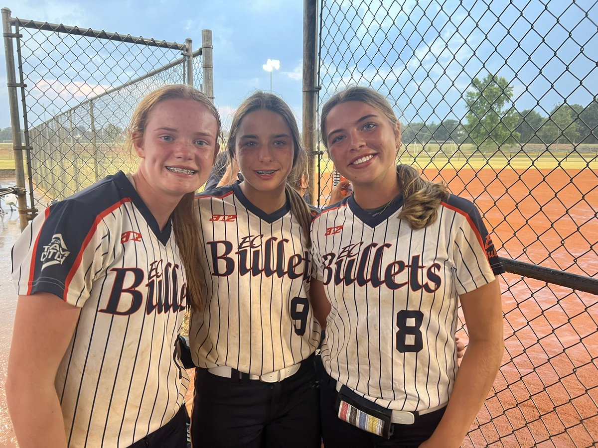 ECBullets_McGee's tweet photo. Amazing weekend for these girls and in a 16U tourney!!! 2 and 1 in pool play and had an amazing run in the last inning of bracket game to tie it up-got rained out….but they ended on 🔥! Not only do our girls play hard on the fields, they know how to have fun in the rain too!! https://t.co/zbZ7JKX9vp