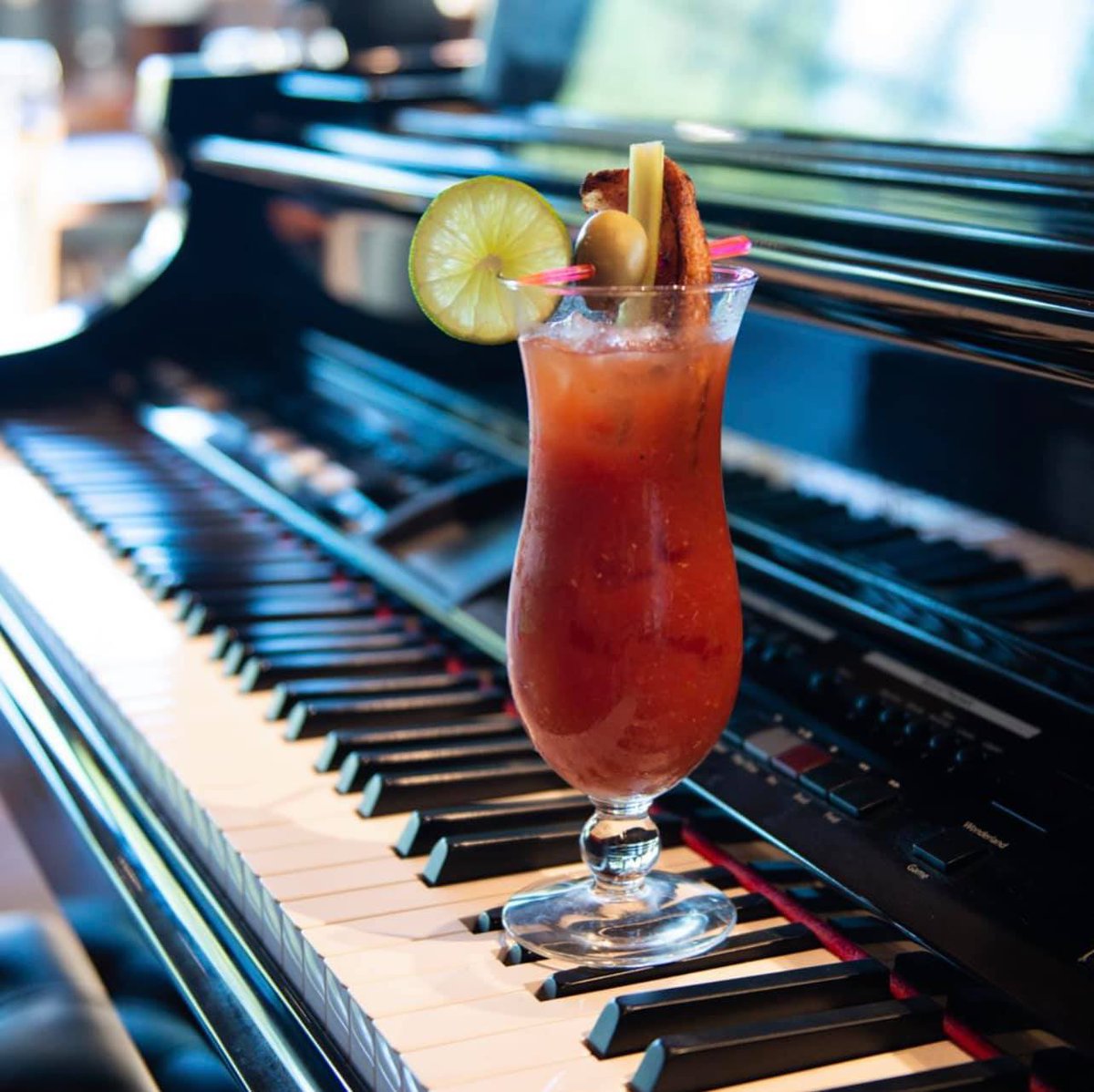 Celebrating with someone special on Father’s Day? @makserestaurantvacaville makes the perfect restaurant for any celebration.  ✨🍸🎶
Visit Vacaville Blog. Our newest blog posting Guide to a Dad’s Day Out. Read at visitvacaville.com