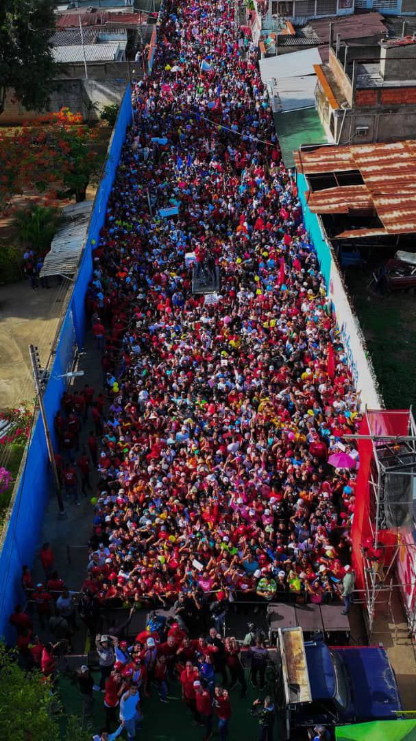 #ChávezSoyYoChávezEresTu Chavismo desbordado en Carupano.  Amargados esto es solo un abreboca de lo que pasara  El 28J con el triunfo aplastante del Presidente <a href="/NicolasMaduro/">Nicolás Maduro</a> <a href="/dcabellor/">Diosdado Cabello R</a> #ChavezSoyChavezEresTu #LaEsperanzaEstáEnLaCalle