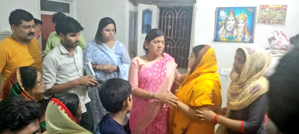SurbhiA_Mohan's tweet photo. #श्रेया_हत्याकांड मामले के बारे में सुनते ही कल देर रात सांसद श्रीमती लवली आनंद जी, पूर्व सांसद श्री आनंद मोहन जी और विधायक श्री चेतन आनंद जी #नबीनगर के खैरा गाँव पहुँचे और परिजनों से मिलकर संवेदना व्यक्त किया और प्रशासन से सक्त से सक्त कार्यवाही करने की माँग की! https://t.co/OYhjnYzcXI