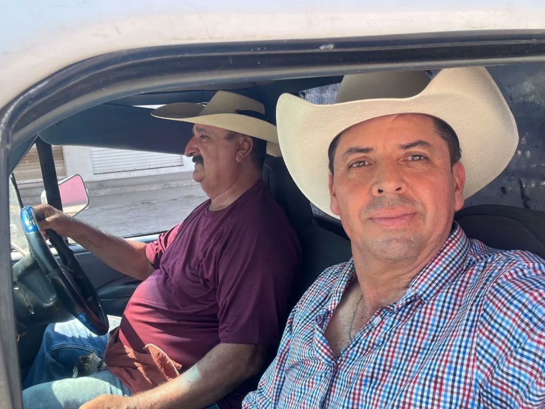 El trabajo y el esfuerzo, valen la pena y siempre arrojan buenos resultados.
Aquí terminando un excelente sábado con mi amigo Miguel Díaz, acarreando ganado en la Tierra Caliente. Saludos mis amigas y amigos.