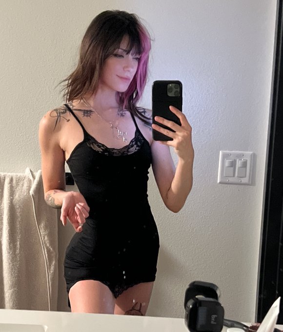 uh oh, lean in dresses again. Now they fit weird.🤠 https://t.co/gs1fZigwW8