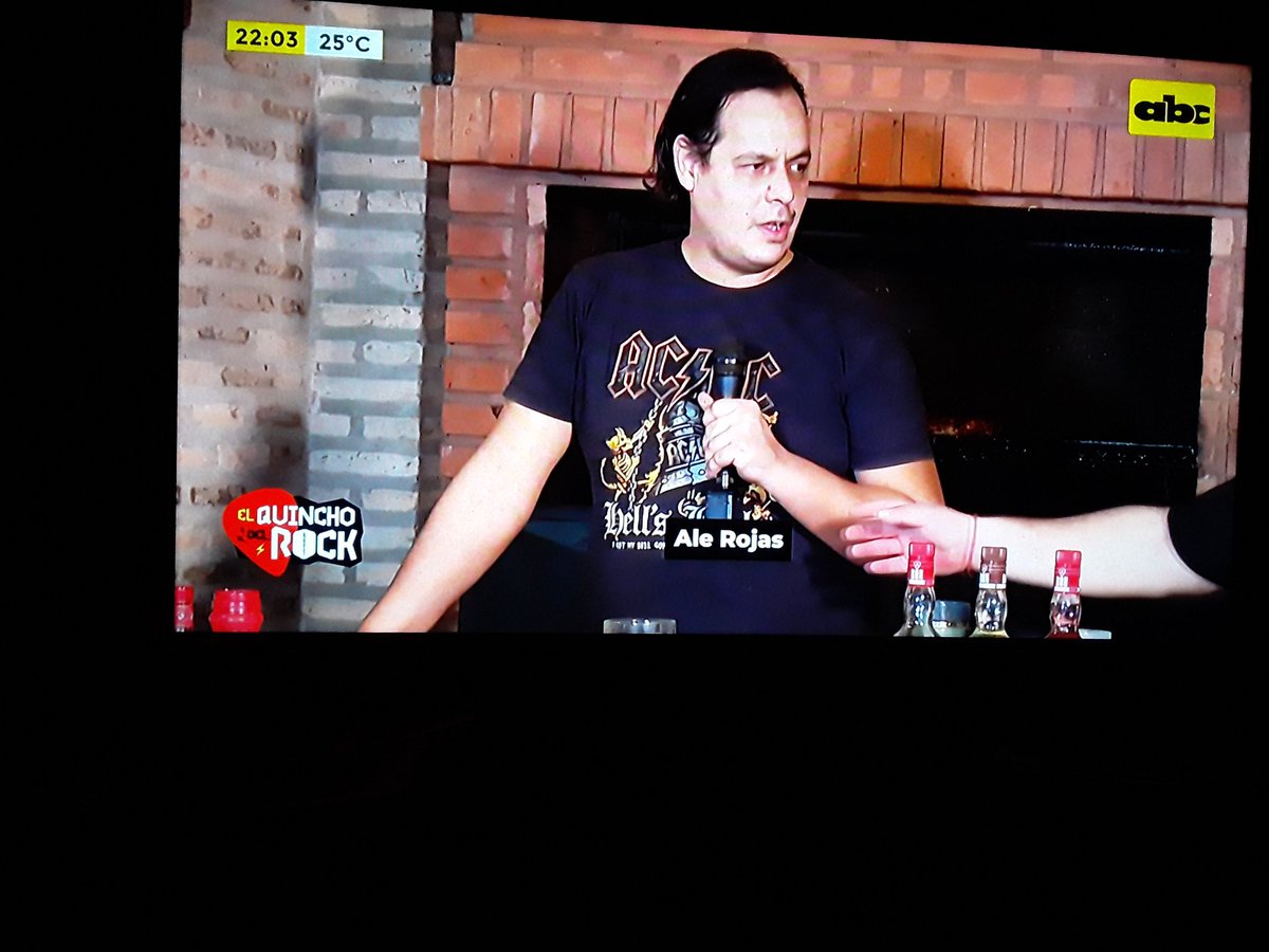 Viviana_Florent's tweet photo. @Fedearias77 @ABCTVpy Buenas buenas 🍻🍻
Otra noche de sábado con el #QDR https://t.co/u1y98Ue46a