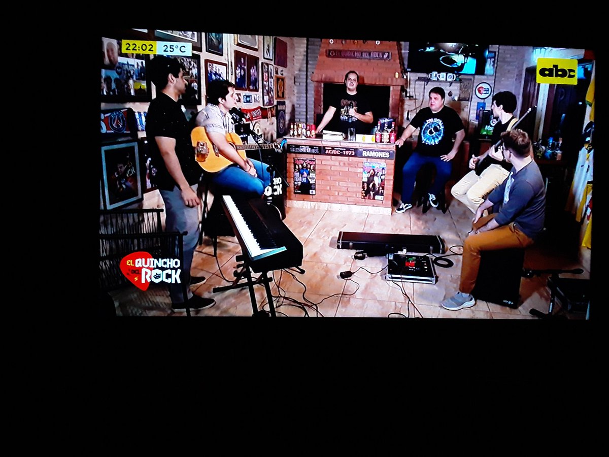 Viviana_Florent's tweet photo. @Fedearias77 @ABCTVpy Buenas buenas 🍻🍻
Otra noche de sábado con el #QDR https://t.co/u1y98Ue46a