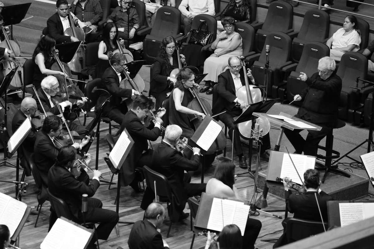 OSEMoficial's tweet photo. Agradecemos a nuestro público por acompañarnos este viernes en nuestro #Programa17 bajo la batuta del maestro Albert Moehring, director huésped, acercándonos al cierre de nuestra gran Temporada 150.
#ElPoderDeServir https://t.co/ENuiaoLGok
