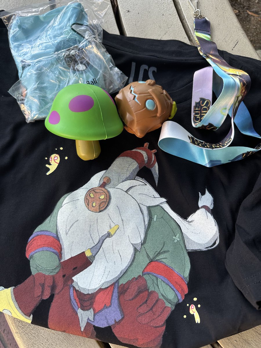 j 🍉 (@joey_loveu) on Twitter photo thanks <a href="/guildhouse/">Guildhouse</a> <a href="/LCSOfficial/">Follow @LTANorth</a> for the watch party & merch! vibes were great and got to meet some awesome people. my first of hopefully many watch parties. 🤞 next time Guildhouse can get an early heads up from LCS to properly advertise the event! #LCS thanks <a href="/guildhouse/">Guildhouse</a> <a href="/LCSOfficial/">Follow @LTANorth</a> for the watch party & merch! vibes were great and got to meet some awesome people. my first of hopefully many watch parties. 🤞 next time Guildhouse can get an early heads up from LCS to properly advertise the event! #LCS