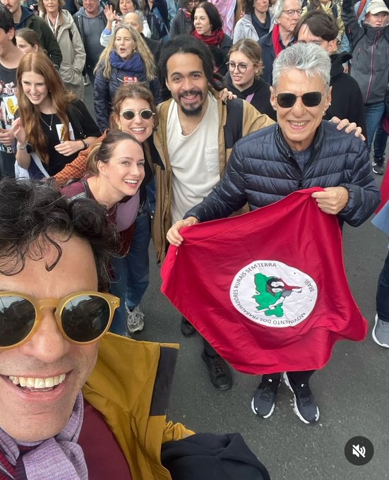 MouvementSansTerre (@mouvsansterre) on Twitter photo Le chanteur Chico Buarque accompagné du joueur de football Rai portent le drapeau du Mouvement des Sans Terre <a href="/MouvSansTerre/">MouvementSansTerre</a> lors de la mobilisation populaire à Paris contre l'extrême droite et le retour de la France à la "zone grise" de la collaboration avec le nazisme. Le chanteur Chico Buarque accompagné du joueur de football Rai portent le drapeau du Mouvement des Sans Terre <a href="/MouvSansTerre/">MouvementSansTerre</a> lors de la mobilisation populaire à Paris contre l'extrême droite et le retour de la France à la "zone grise" de la collaboration avec le nazisme.