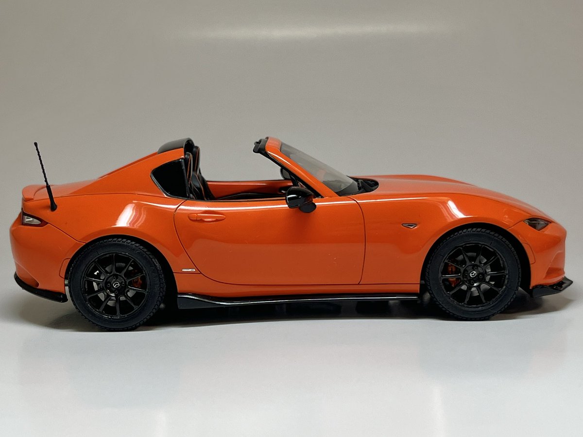 takoyama55's tweet image. タミヤ1/24マツダロードスターRFを30周年記念車として製作しました。
それだけじゃつまらないので、純正フルエアロも追加しています。
ロードスターは今年が35周年なので、着手したのは忘れるぐらい前だったのですが、新しい限定車が発表される前に完成できてよかったです♪
#タミヤ
#mazdaroadster