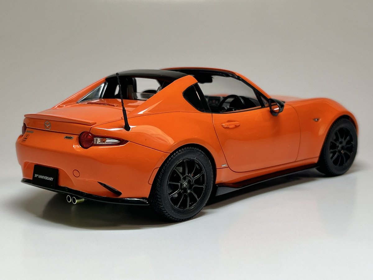 takoyama55's tweet image. タミヤ1/24マツダロードスターRFを30周年記念車として製作しました。
それだけじゃつまらないので、純正フルエアロも追加しています。
ロードスターは今年が35周年なので、着手したのは忘れるぐらい前だったのですが、新しい限定車が発表される前に完成できてよかったです♪
#タミヤ
#mazdaroadster