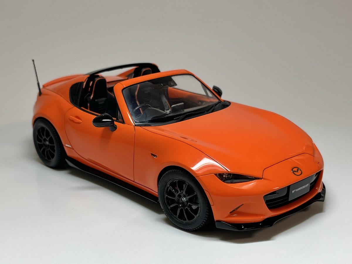 takoyama55's tweet image. タミヤ1/24マツダロードスターRFを30周年記念車として製作しました。
それだけじゃつまらないので、純正フルエアロも追加しています。
ロードスターは今年が35周年なので、着手したのは忘れるぐらい前だったのですが、新しい限定車が発表される前に完成できてよかったです♪
#タミヤ
#mazdaroadster