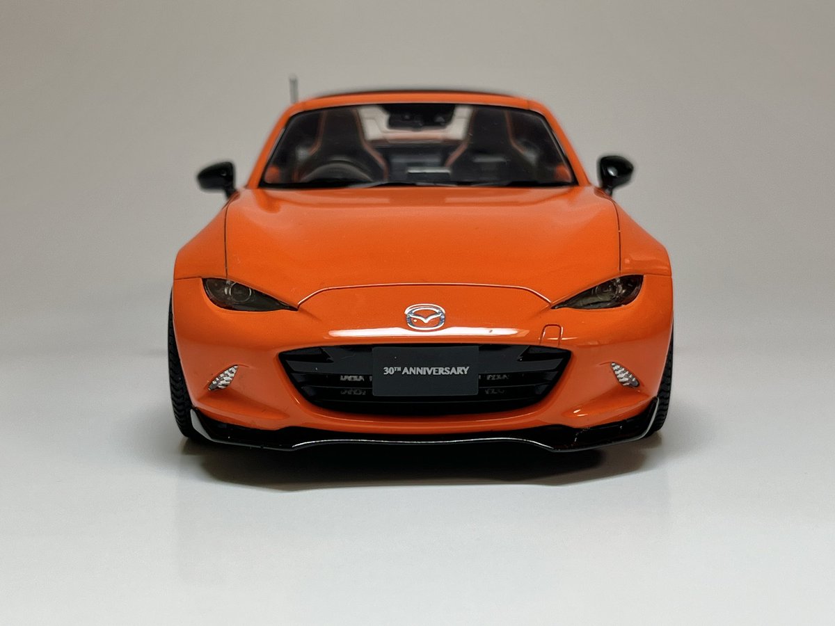 takoyama55's tweet image. タミヤ1/24マツダロードスターRFを30周年記念車として製作しました。
それだけじゃつまらないので、純正フルエアロも追加しています。
ロードスターは今年が35周年なので、着手したのは忘れるぐらい前だったのですが、新しい限定車が発表される前に完成できてよかったです♪
#タミヤ
#mazdaroadster