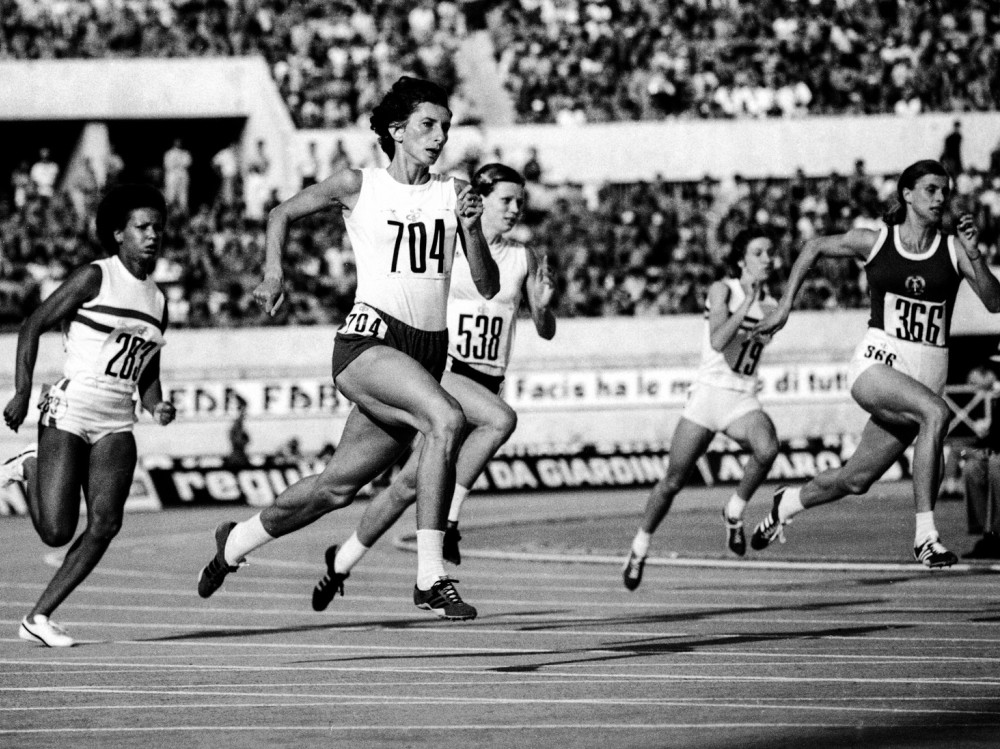 RunBlogRun's tweet photo. This Day in Track & Field History, Basil Heatley sets Marathon WR of 2:13.55, (1963), Irena Swewinska sets 200m WR of 22.21 (1974), by Walt Murphy News and Results Services https://t.co/xrwQ2LTFDT , #irenaszwewinska, #basilheatley, #thisdayintrackandfieldhistory, https://t.co/j4q4yfb5HB