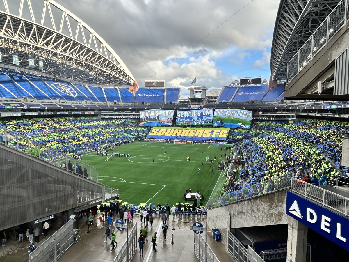 JeremiahOshan's tweet photo. That is quite a tifo ⁦@WeAreECS⁩ https://t.co/mbrWyprXnV