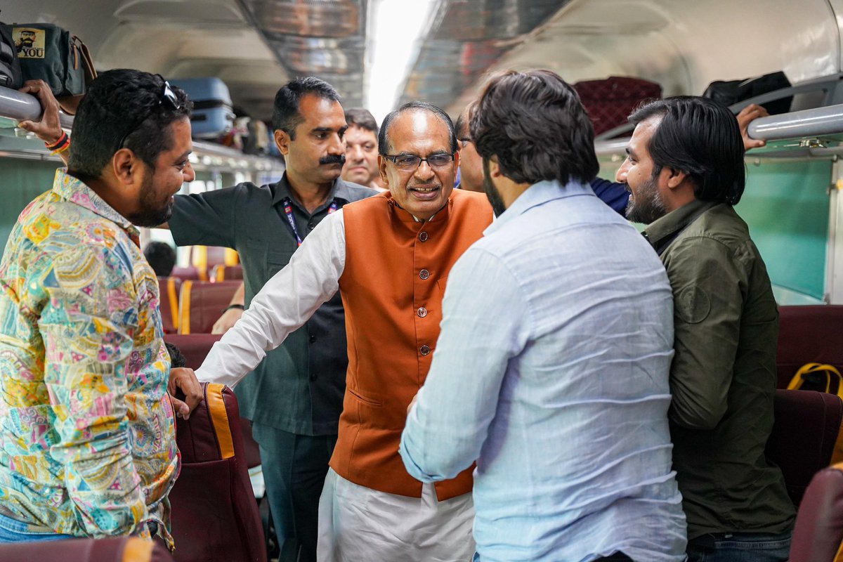 ChouhanShivraj's tweet photo. ट्रेन के सफर का अपना अलग आनंद है, कुछ घंटों के सफर में सहयात्रियों के साथ आत्मीय रिश्ता बन जाता है। https://t.co/PpZz2LupH4