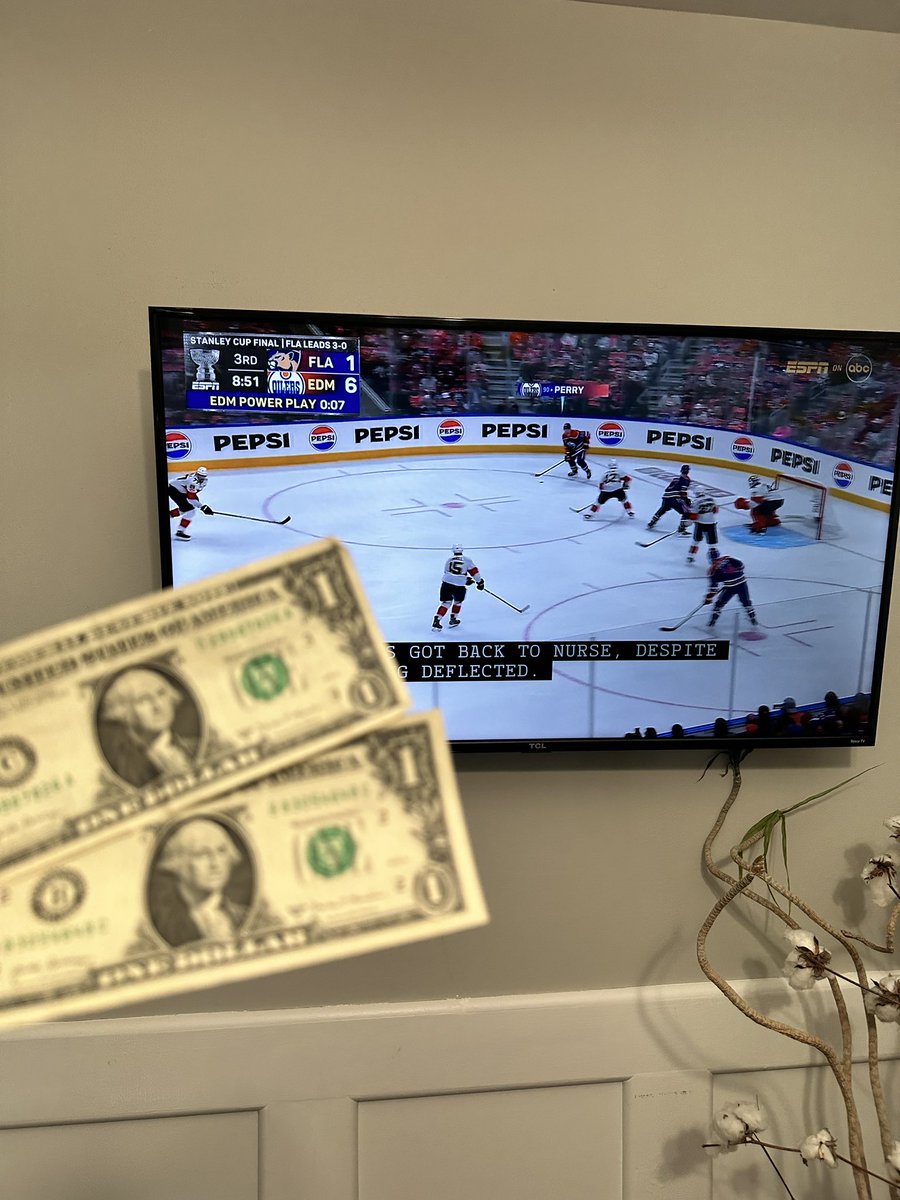 TheRealJonRiley's tweet photo. Thank you @EdmontonOilers and thank you @Mel_Riley1977 !!  The bet was one crisp US Dollar bill and the Oilers had to win by 2 goals. 

It’s now 7-1 with 4 minutes left. Happy Father’s Day weekend to me. 😎

Oops. Make that 8-1 with 3:19 left!! https://t.co/hXZCXsrl6E