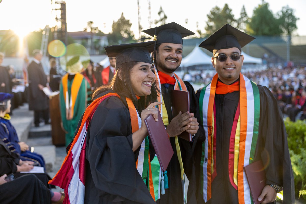 SantaClaraUniv's tweet photo. What a day to be a Bronco. Well done, #SCU2024. ๐ โค๏ธ
#SCUgrad #JesuitEducated https://t.co/5PTCkKRftY