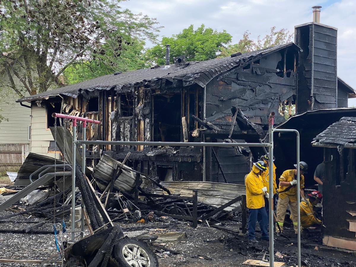 SLCScanner's tweet image. Here is the #Springville fire I tweeted on Thursday night. I then sent an update this morning when it reignited at 0118. 1 and 2 are the original fire. 3-4 are from this morning. See full video and GoFundme in link below. 👇🏽 

Springville family displaced after house fire ignites