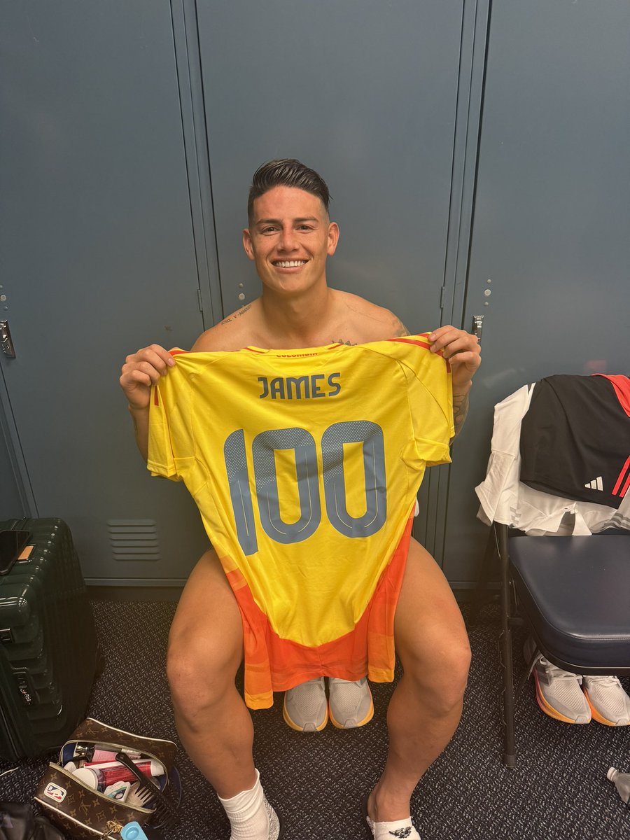 jamesdrodriguez's tweet image. Hoy ha sido un día muy especial para mí, cumplir los 100 partidos con la camiseta que más amo es un sueño hecho realidad, siempre intento darlo todo por esta linda camiseta. Ha sido un lindo camino y lo he disfrutado al máximo! sé que lo mejor está por venir. Gracias 🇨🇴