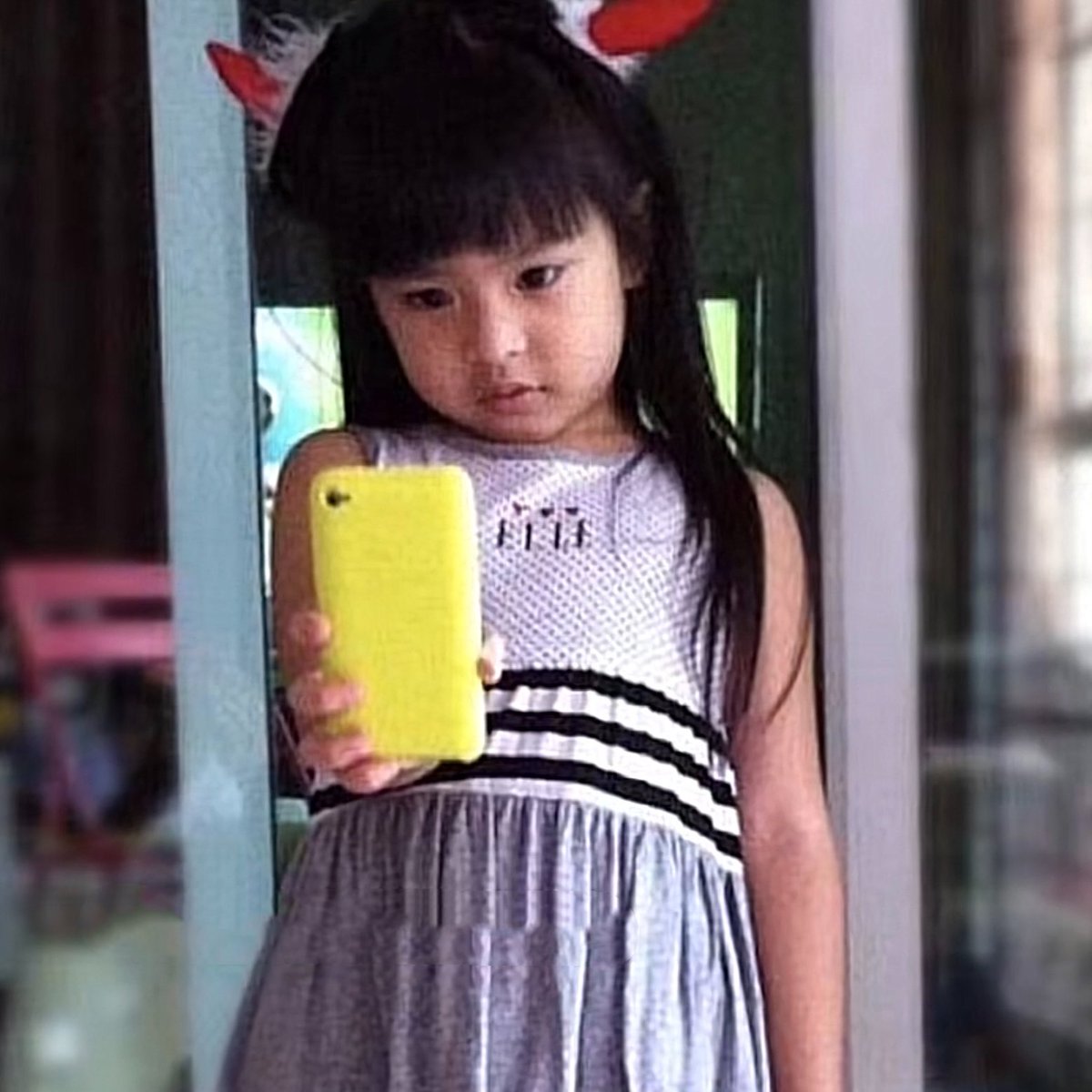 hidemmie's tweet photo. เด็กน้อยโทรศัพท์เหลืองที่คาดผมปีศาจในวันนั้น
สู่ชิกิต้าเบม่อนเด็กปีศาจในวันนี้ รู้ยังใครตุวเจ๊ 💅🏻

#CHIQUITA #BABYMONSTER https://t.co/bf0Q5cE3hP