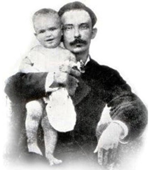 "Un hijo es el mayor premio que un hombre puede recibir sobre la tierra". #MartíVive 
FELIZ DÍA DE LOS PADRES