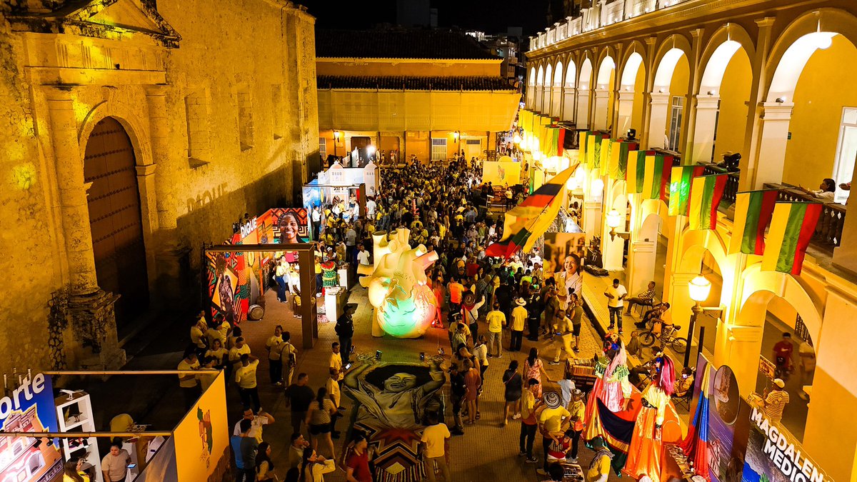 GobDeBolivar's tweet photo. 💛💚♥️ Bolívar nos regala más de 167 razones para amarlo. Su magia está impregnada en cada obra de nuestros artistas, en nuestra cultura siempre viva y en movimiento.
Ven a la Plaza de la Proclamación mañana para que te lleves un pedacito de Bolívar.
#BolívarDeNorteASur https://t.co/6TxjU1r0Ut