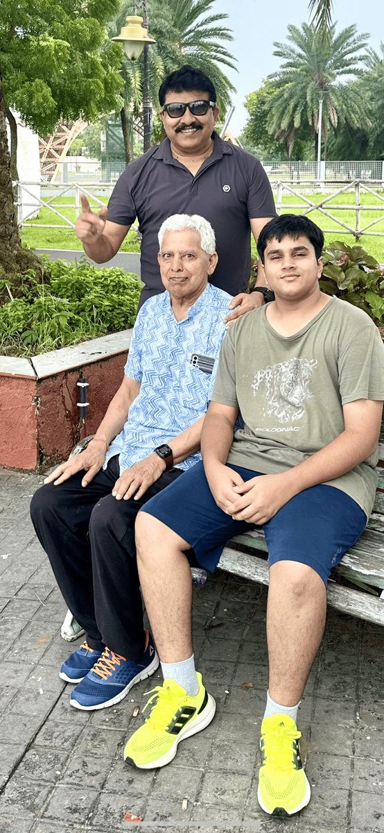 सर्दी में तो वो लगे , सूरज का सा ताप !.......
छाया बनकर धूप  में , रहे हमेशा बाप    !!.......... 

  विजेंद्र ✍️

#FathersDay